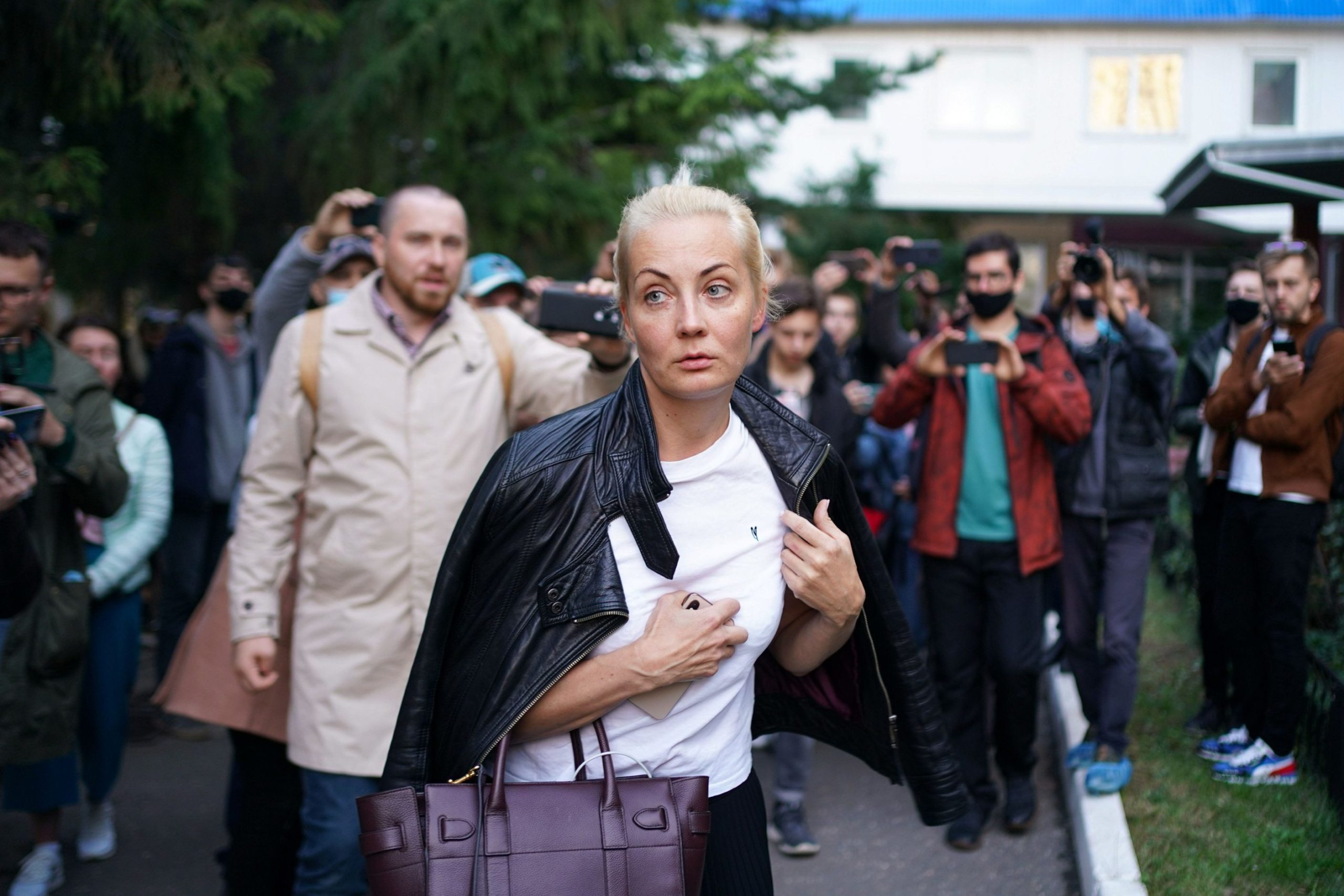 Жена навального была на похоронах мужа. Yulia Borisovna Navalnaya.