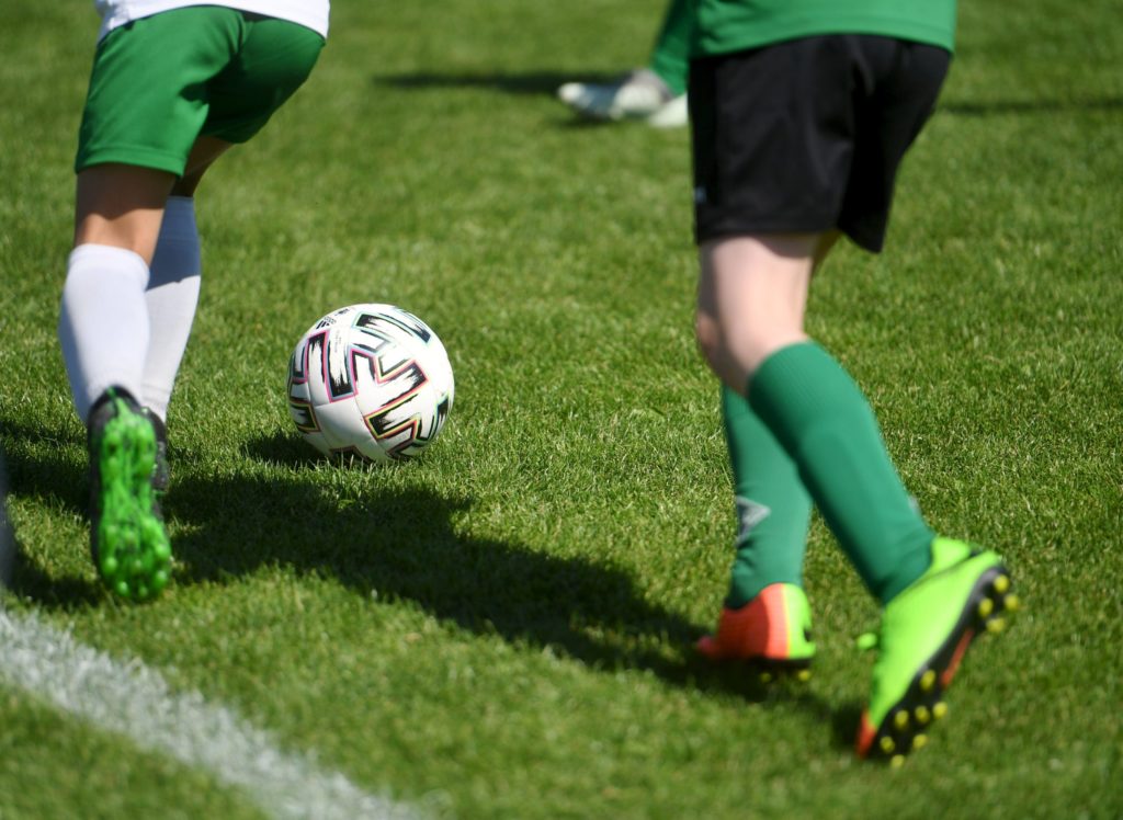Tutkimus vahvistaa pallon puskemisen haitat – jalkapalloilijoilla isompi riski sairastua dementiaan