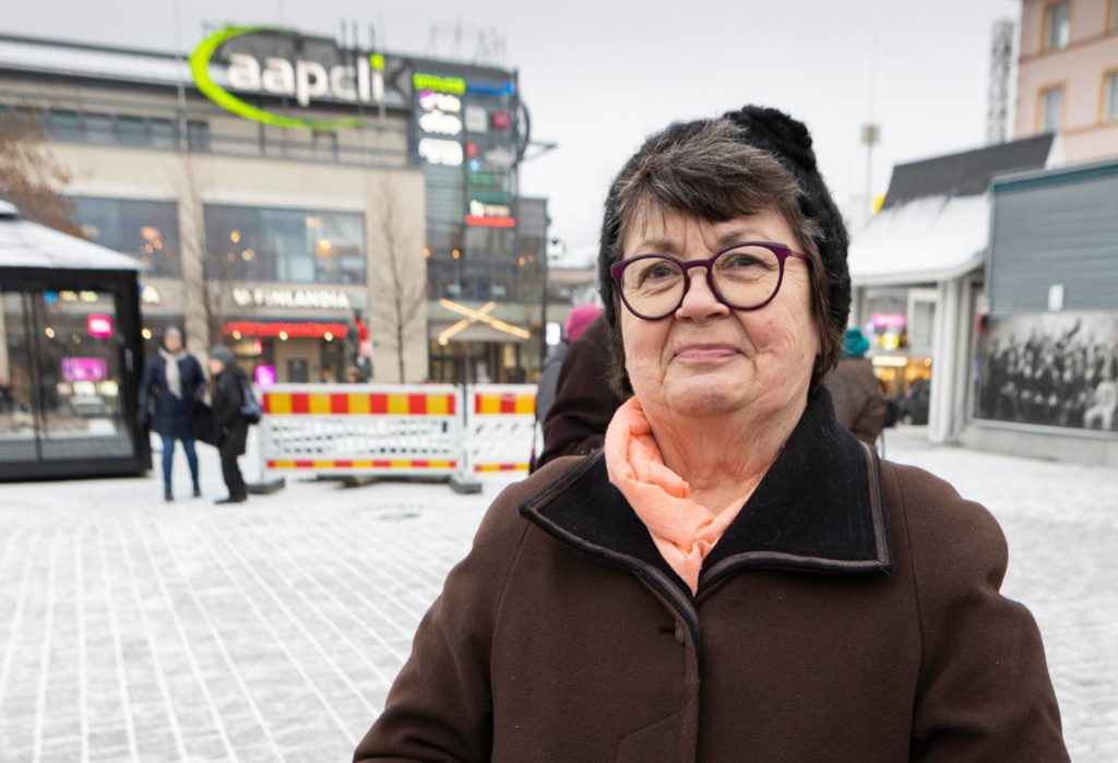 Maija-Liisa Koivunen Kuopion torilla 26.11.2022. Gallup.