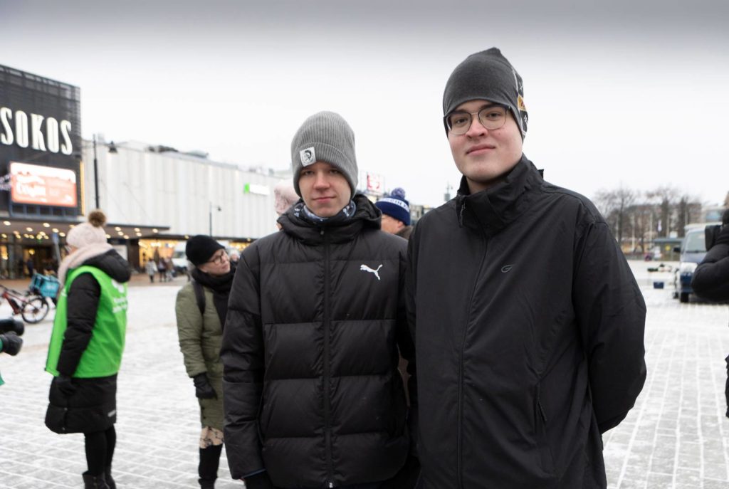 Eetu Tirkkonen ja Samuel Strengel Kuopion torilla 26.11.2022. Gallup.