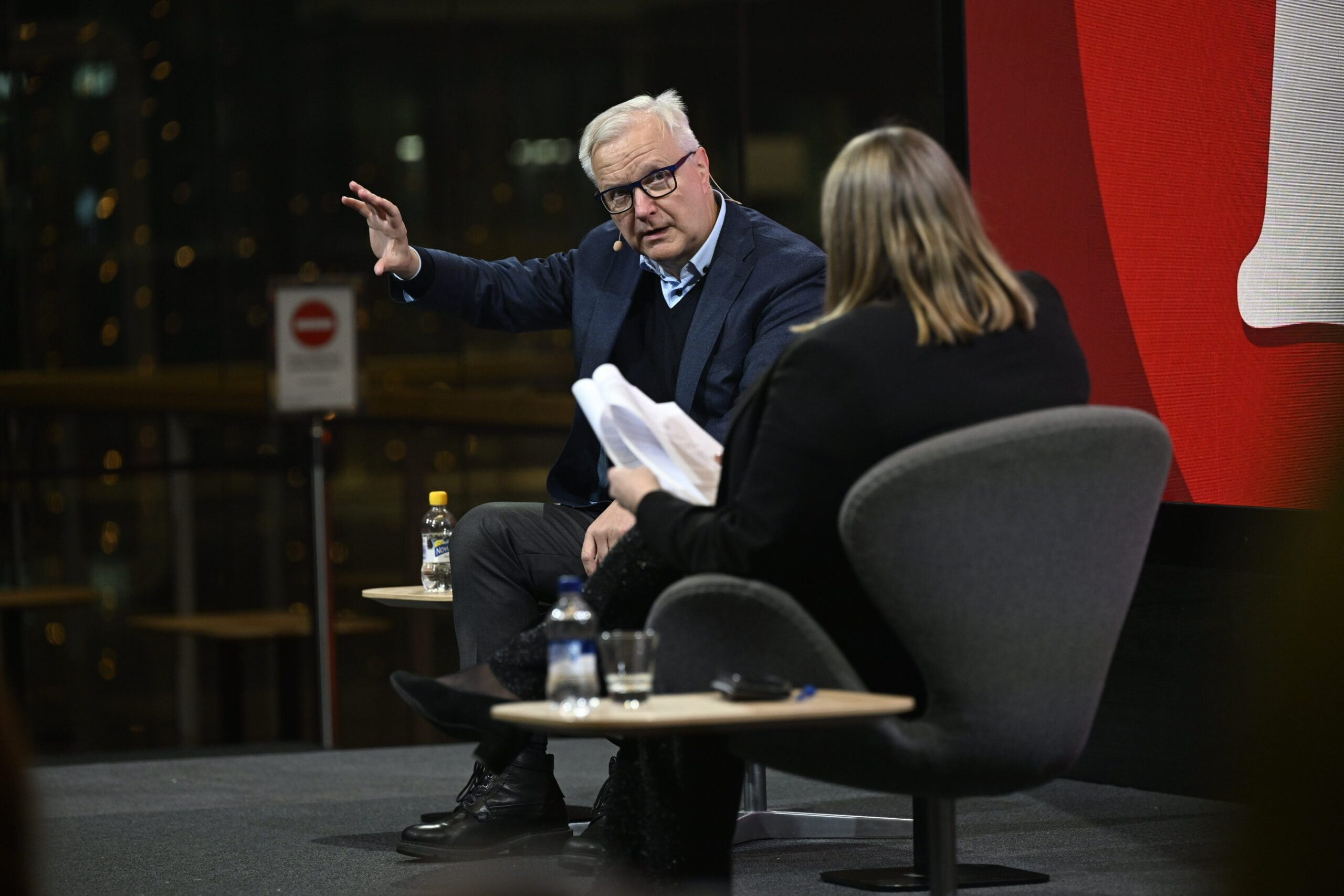 Olli Rehn ISlle Hallitus lomaili kriittisellä hetkellä