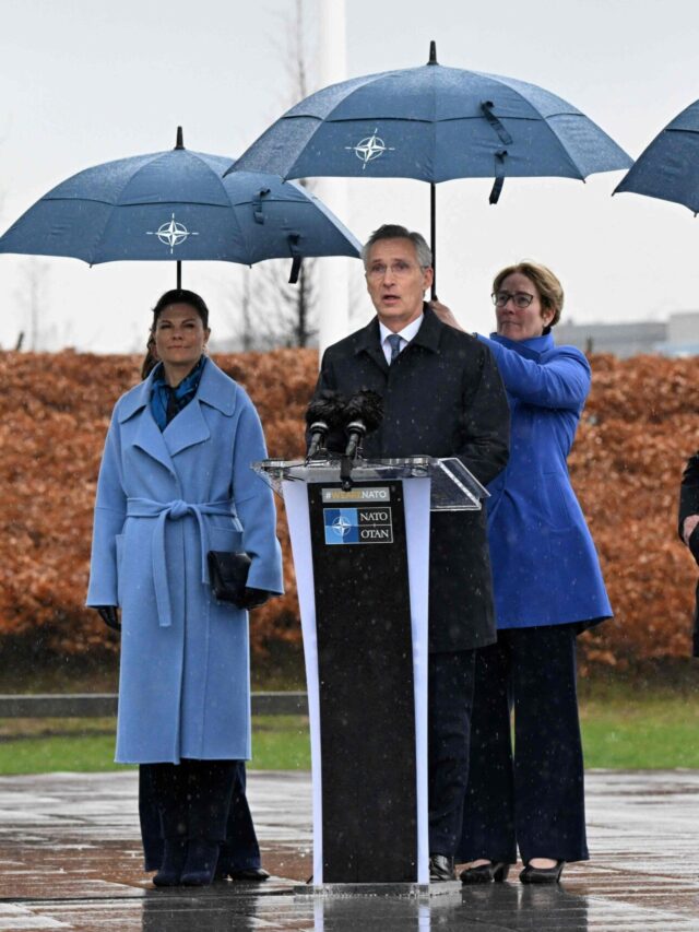Lippu liehuu Brysselissä – Ruotsi pääsi Naton suojiin