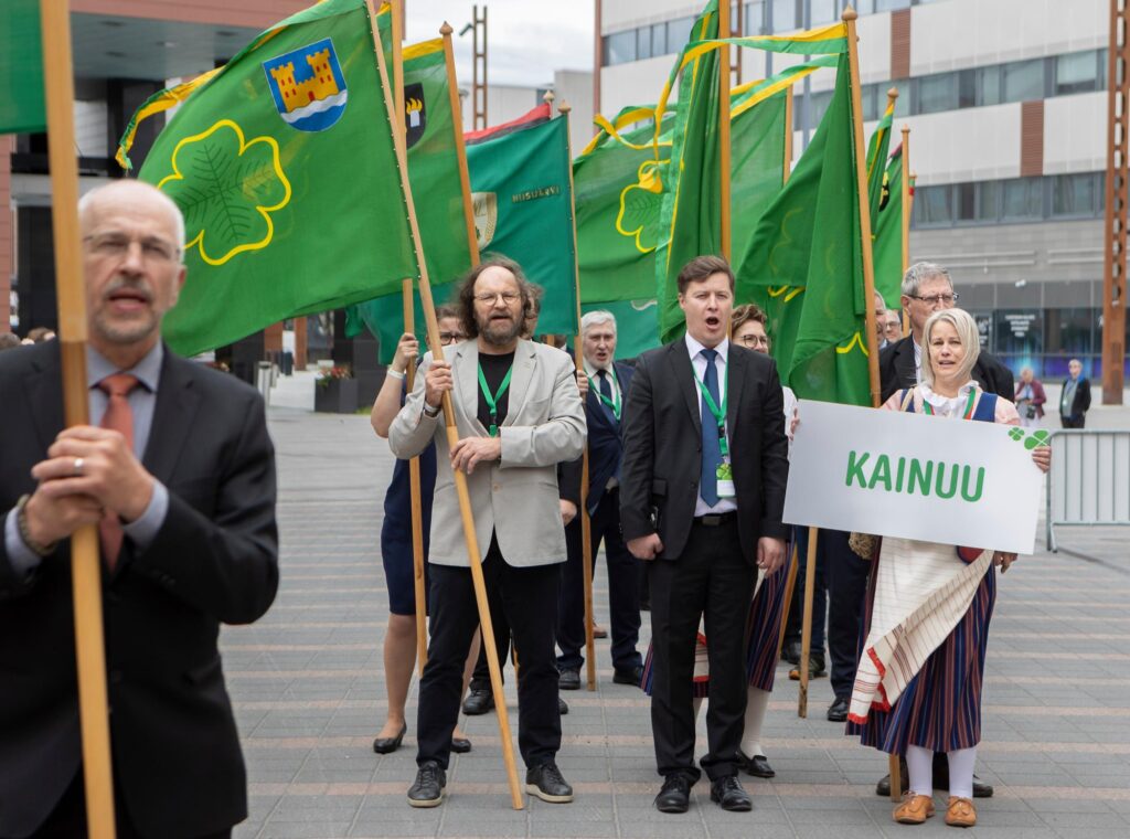 "Tällä hetkellä Suomen teitä hoitavat kansainväliset suuryritykset" – Kainuun keskustalaisilta tiukat terveiset hallitukselle