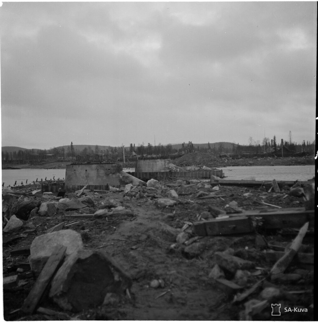 Ivalon Inariin päin johtava silta hävitettynä.
Ivalo 1944.11.06