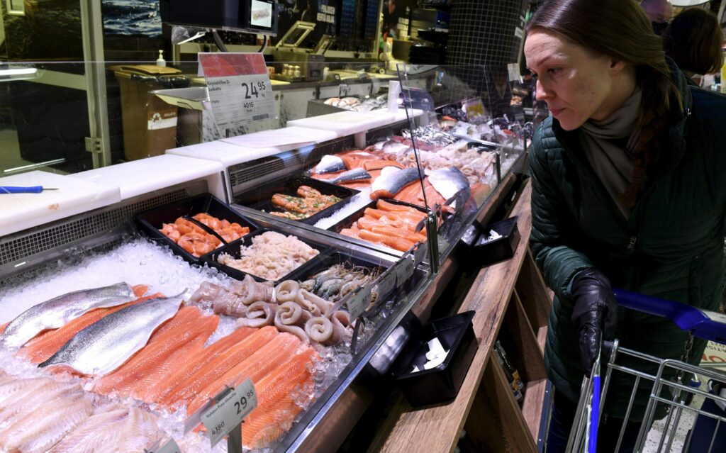 Suomalaiset tekevät yhä ruokaostoksia eurot mielessä – hinta ykköskriteeri kaikissa tuloluokissa