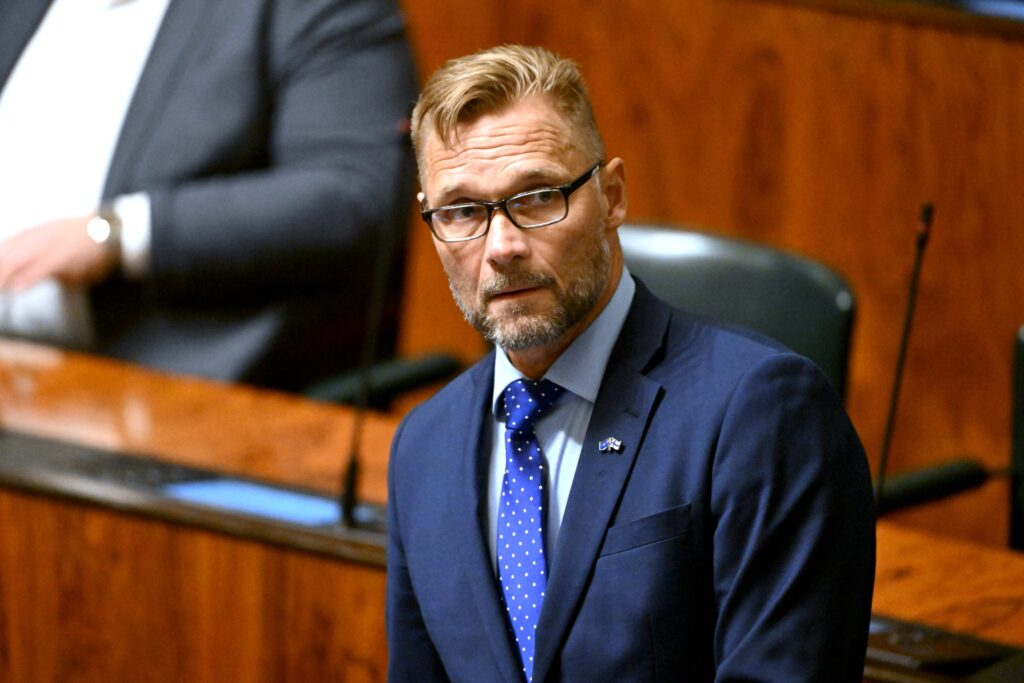 IS: Finnairin koneesta poistetulle ps-kansanedustajalle lähes tonnin sakot ilmailurikkomuksesta