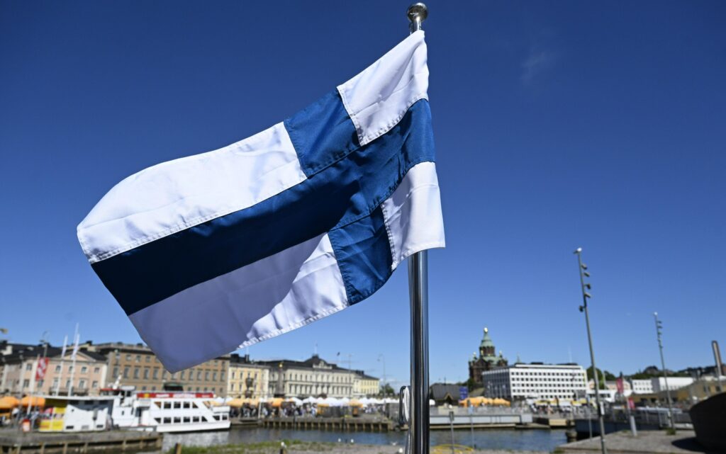 Liput liehuvat tänään Suomen luonnon kunniaksi – meneillään myös puunhalausviikko