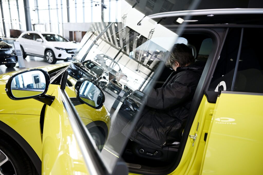 Uusien autojen myynti sakkaa yhä, mutta sähköistyminen etenee