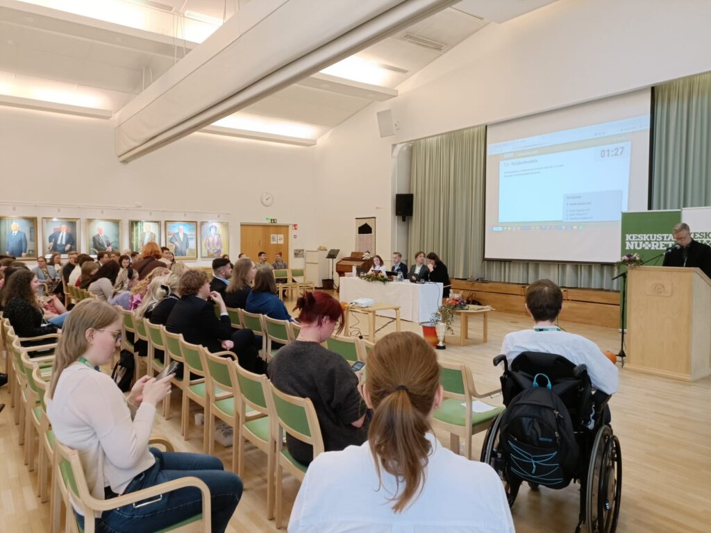 "Se on hallituksen vika, muistakaa se" – keskustanuorilla huolta palveluista, terveydestä ja tekoälystä