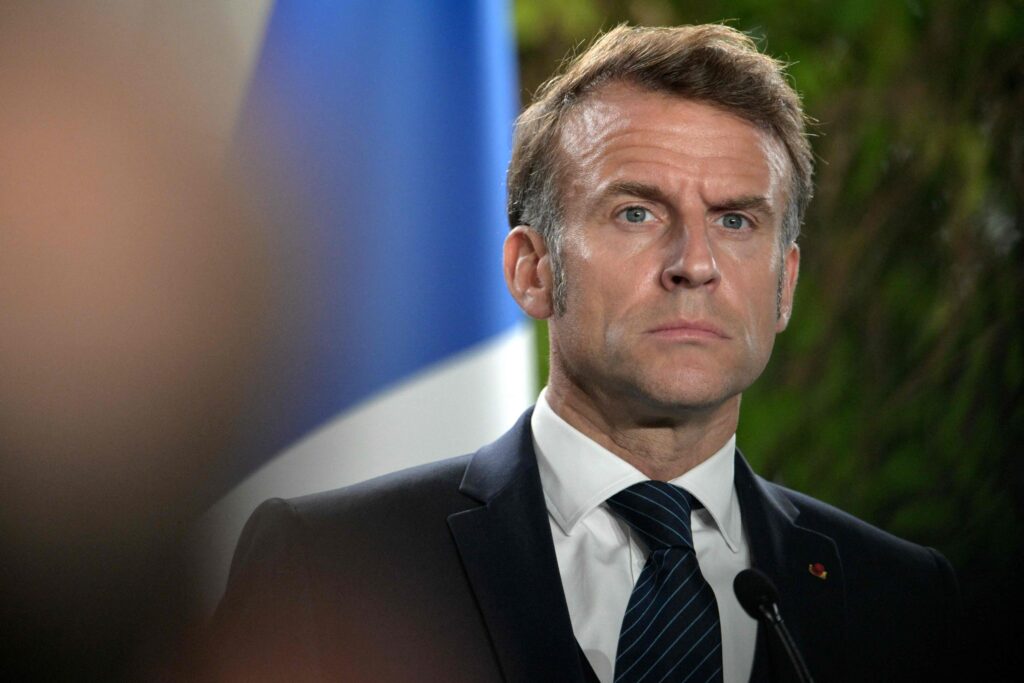 Presidentti Macron vaatii pikaisesti tiukempia turvatoimia Louvren museoon