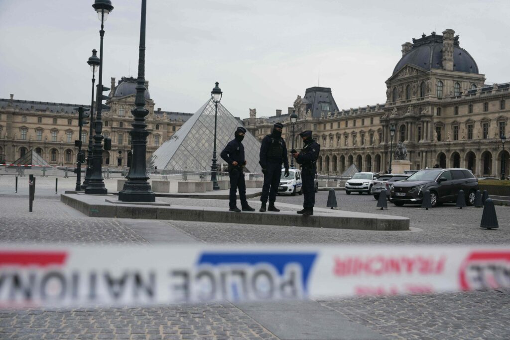 Louvre avasi taas ovensa – Varkaat yhä karkuteillä