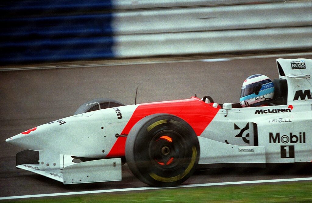 Mika Häkkinen kampesi itsensä kuoleman porteilta tuplamestariksi – F1-maailmaa ja Suomea järkyttäneestä onnettomuudesta 30 vuotta