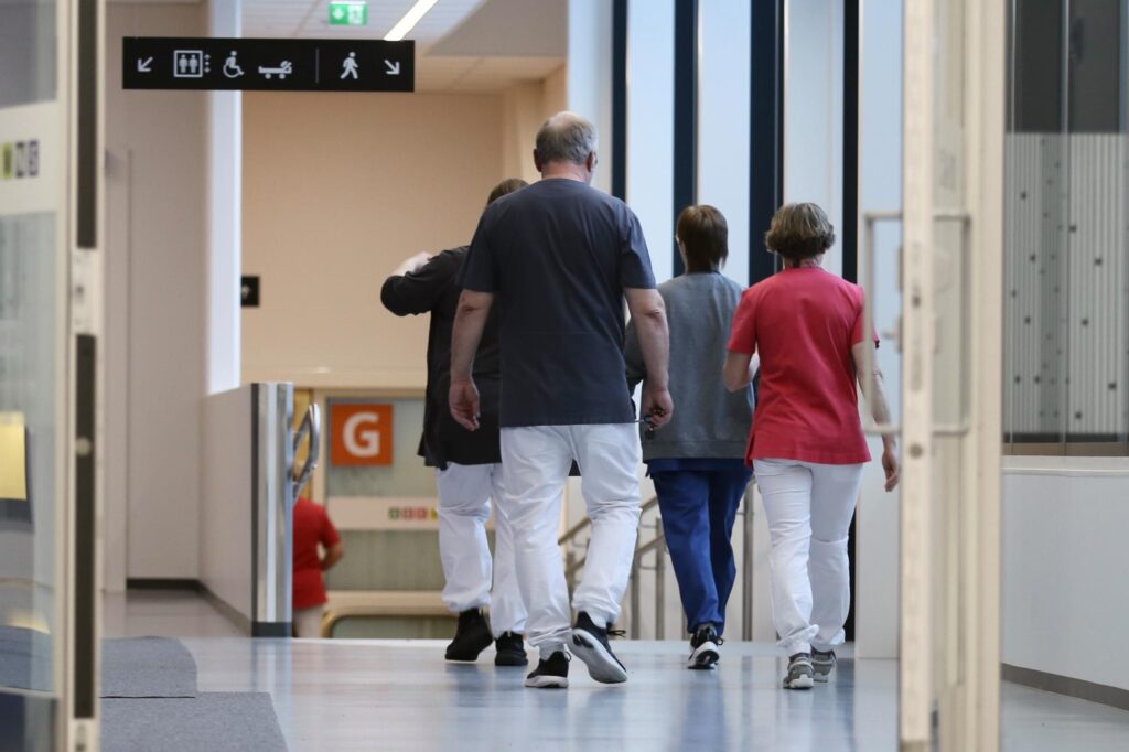 Irtisanomisia tulee taas tänä vuonna lisää hyvinvointialueilla, kertoo kysely – "Leikkaukset jatkuvat"