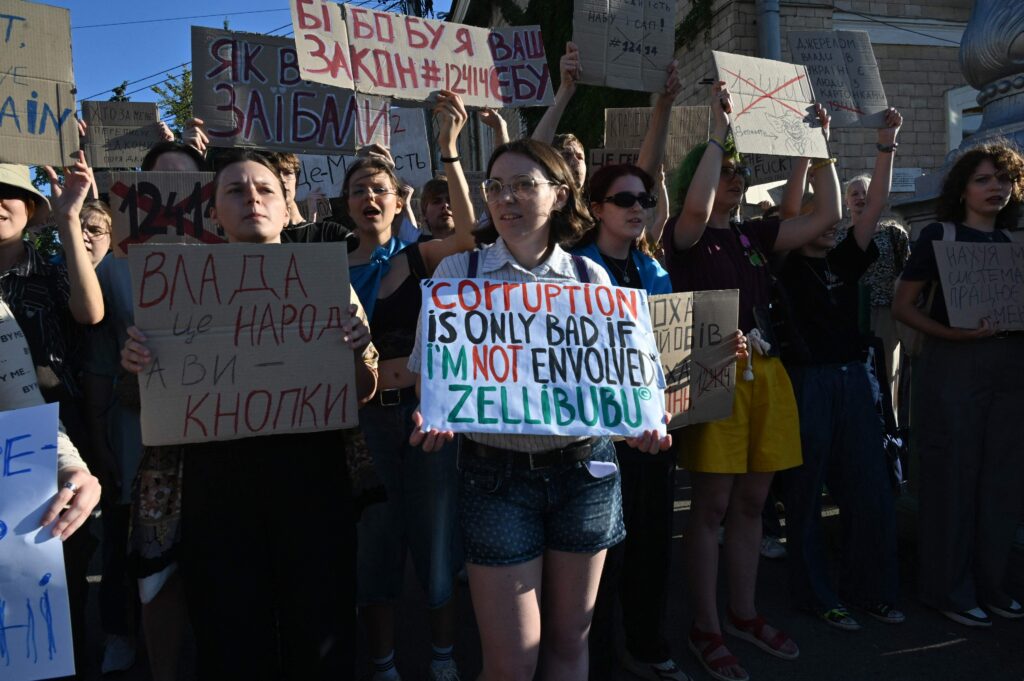 Ukrainassa tutkitaan mittavaa energiasektorin korruptioepäilyvyyhtiä – Zelenskyin liittolainen tutkinnan kohteena