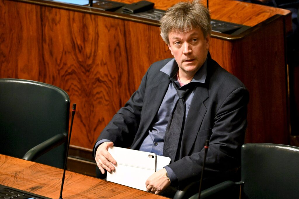 Mitä PS tekee uusilla kielilinjauksillaan? – Keskisarja ei tiedä