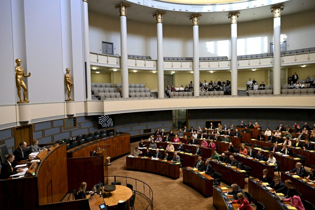 Ex-kansanedustajien sopeutumiseläkkeiden lakkauttaminen on säästänyt miljoonia euroja, kertoo Iltalehti