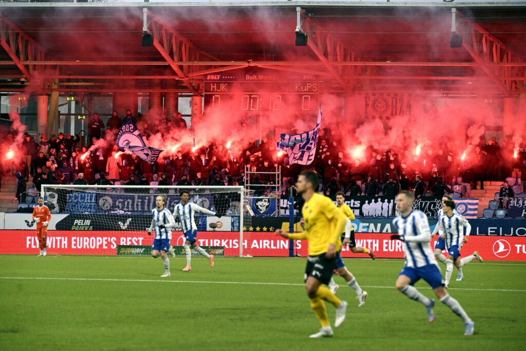 "Onneksi mitään pahempaa ei sattunut", palloliiton pomo sanoo fanien hölmöilystä ilotulitteilla