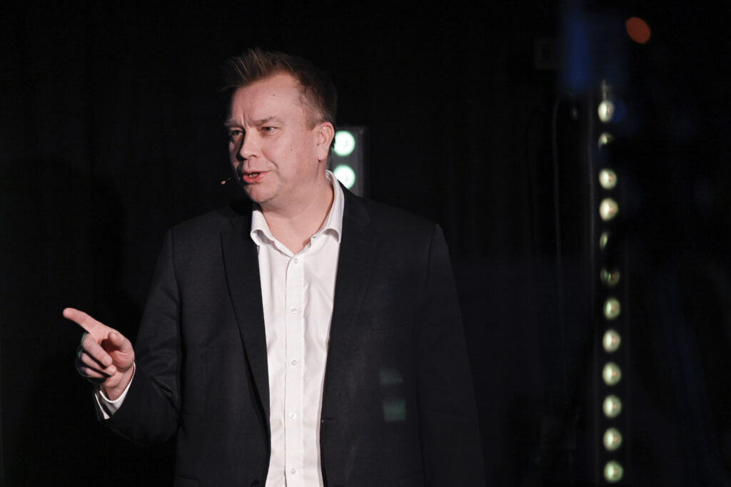 Keskusta ja Liike Nyt jättävät välikysymyksen työttömyydestä