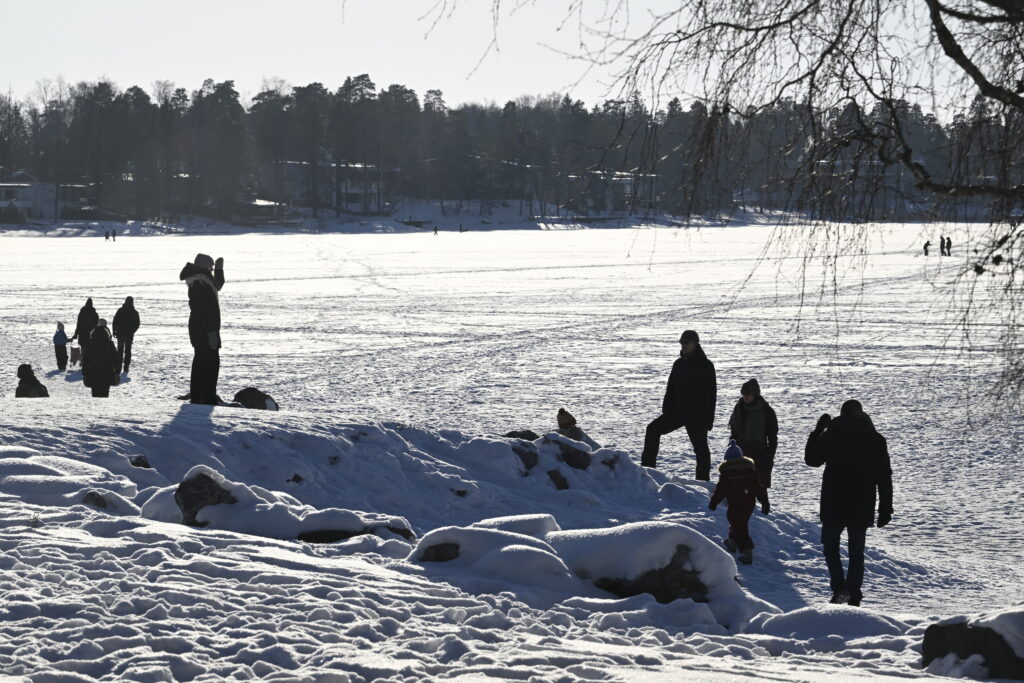 Ensimmäiset talvilomat alkavat pääasiassa poutaisessa ja paikoin kylmässä säässä