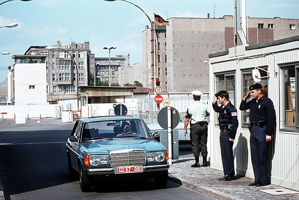 Autot | Mercedes-Benz W123 oli kuin pankkiholvi pyörillä – mutta ohitukseen piti valmistautua jo edellisessä pitäjässä
