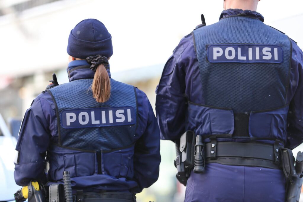 Miksi poliisin tunnusväri on juuri tummansininen? – Asiantuntija kertoo syyn