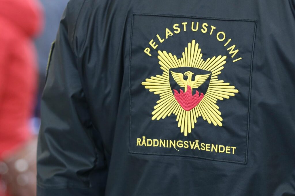 Suuri tuotantorakennus tuhoutui palossa Vantaalla – vaaratiedote savusta purettu