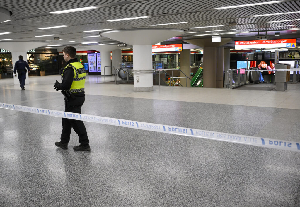 Mies jäi metron alle ja loukkaantui vakavasti Helsingissä