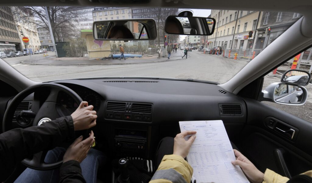 Ajokorttilain uudistus voi vähentää 17-vuotiaiden poikkeuslupia reippaasti – "Poikkeus ei tällä hetkellä toteudu"