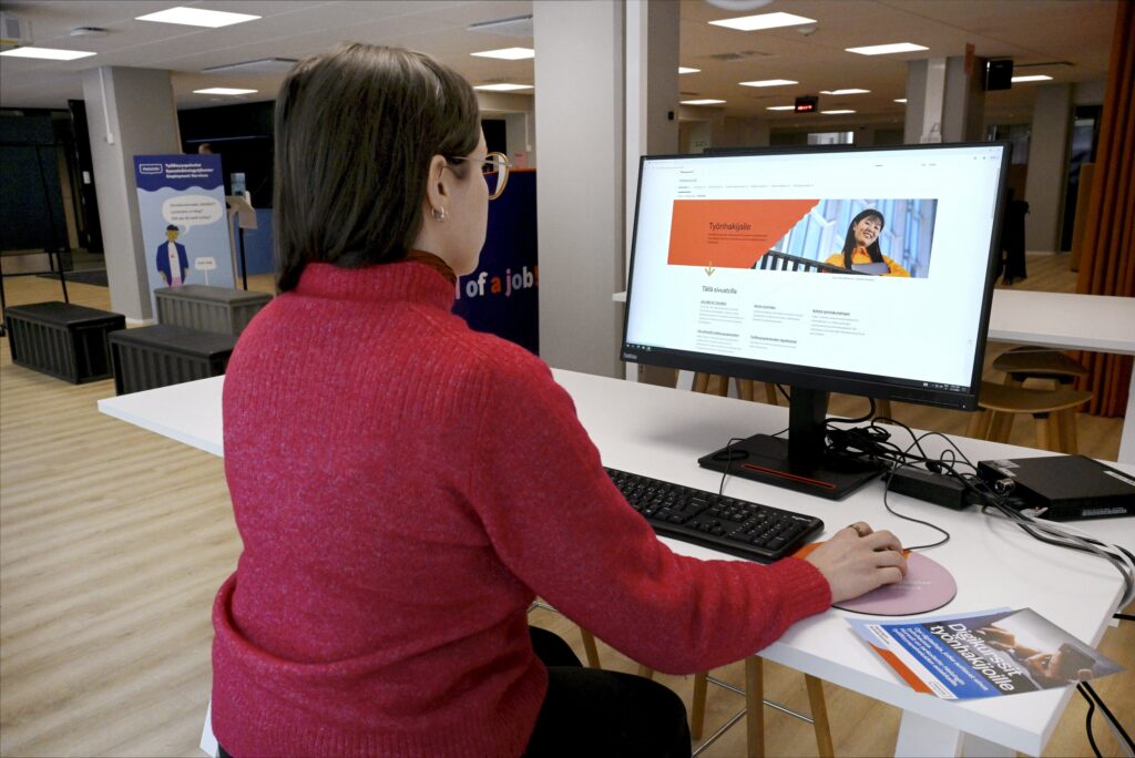 Suomen työttömyysaste nytkähti alaspäin – Työttömiä silti 26 000 enemmän kuin vuotta aiemmin