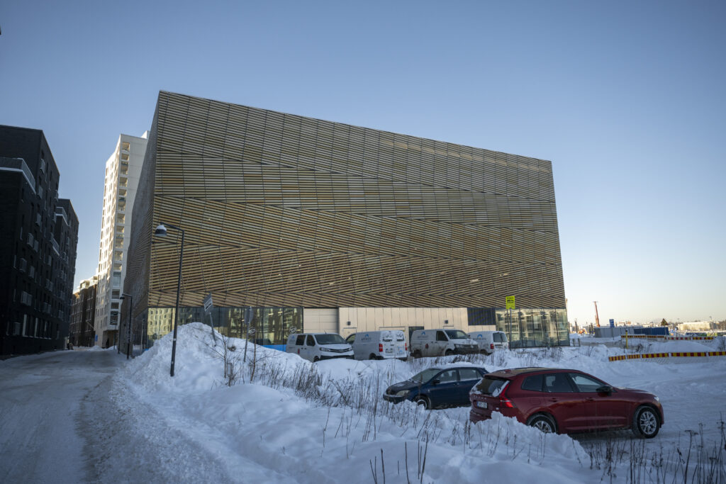 "Putoaminen edellyttää kiipeilyä vääriin paikkoihin" – Helsingin Jätkäsaaressa kuoli jälleen pysäköintitalon katolta pudonnut ihminen