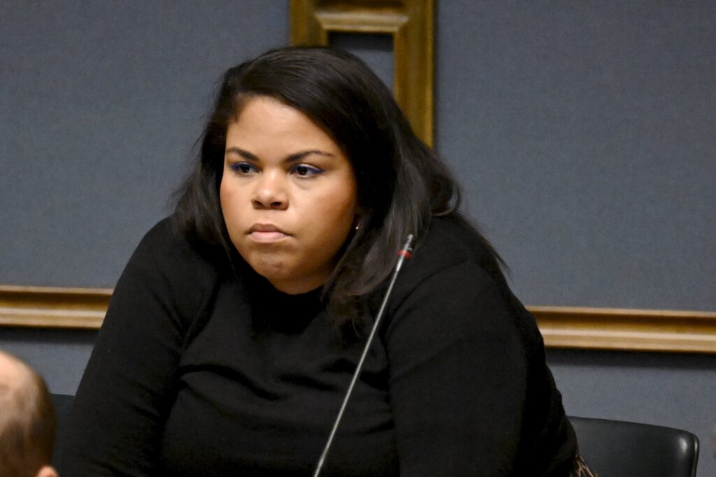 "Hallitus, joka pudottaa 31 000 lasta köyhyyteen" – Kansanedustaja kannattaa muutosta perustuslakiin