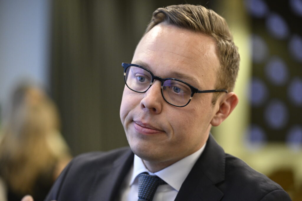 Työministeri Marttinen patistaa meriteollisuuden yrityksiä laittamaan asiat kuntoon ulkomaisen työvoiman käytössä