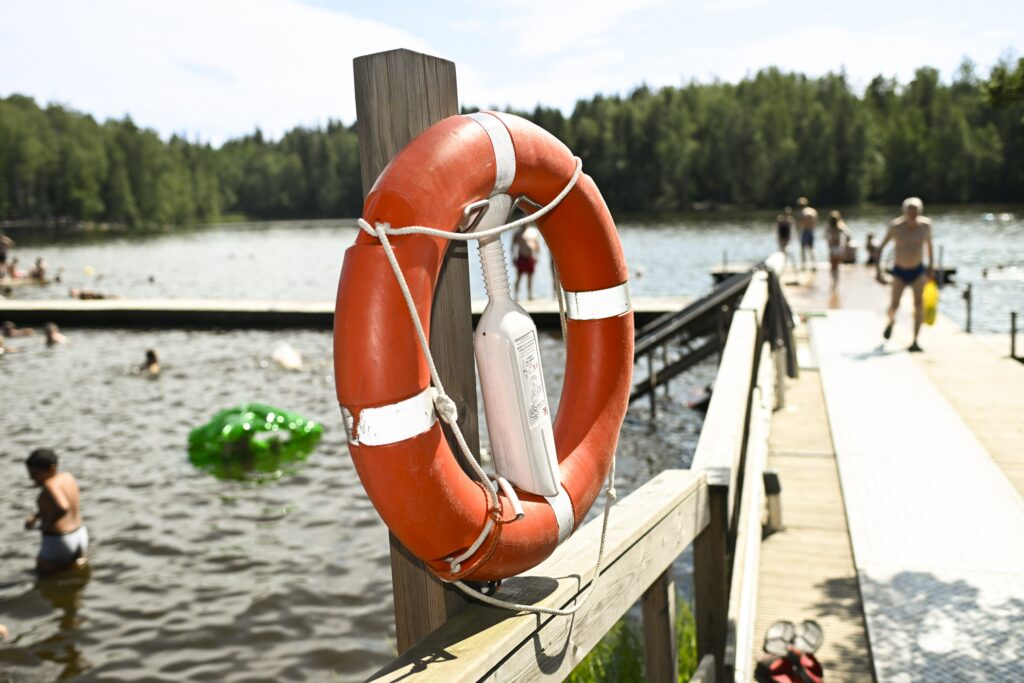 Selvitys: Huoltajien toiminta johti moneen vaaratilanteeseen uimarannoilla viime kesänä