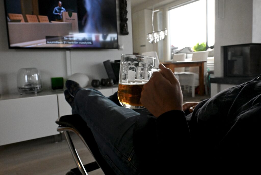 Laki alkoholin kotiinkuljetuksesta voidaan säätää perustuslain estämättä, linjaa valiokunta