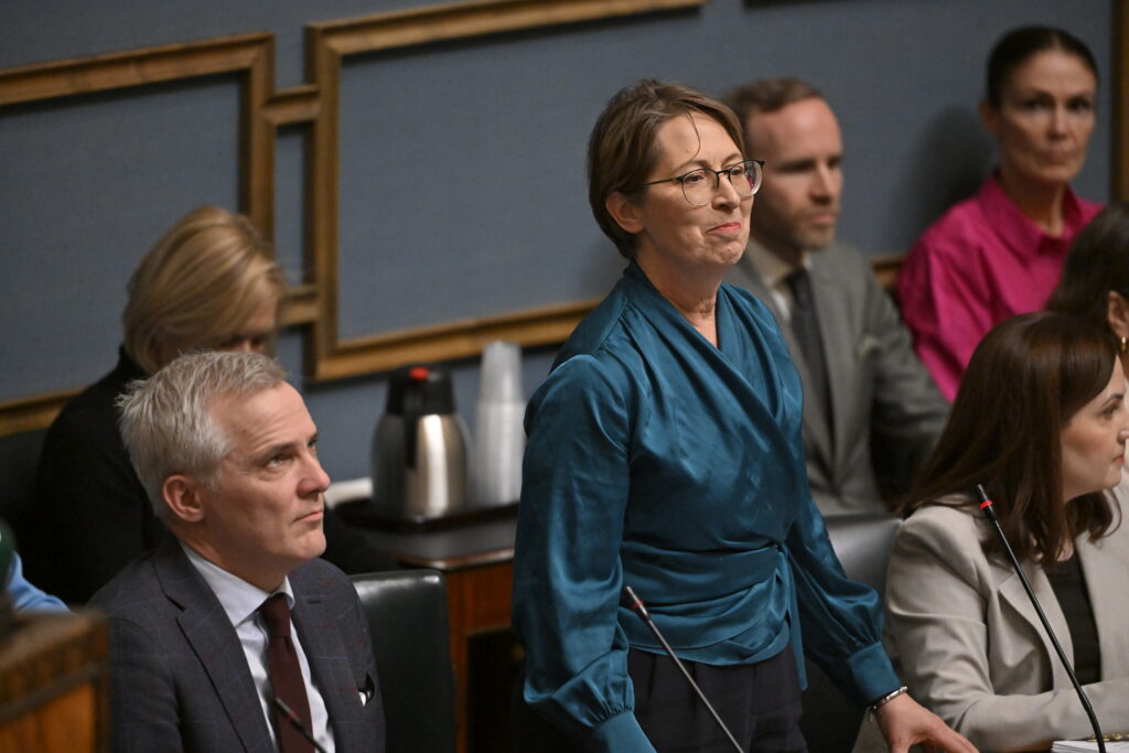 Miksi hallitus sulloo lisää rahaa kaupan jättiläisten taskuihin? Oppositio vaati hallitusta perumaan yhteisöveron alentamisen