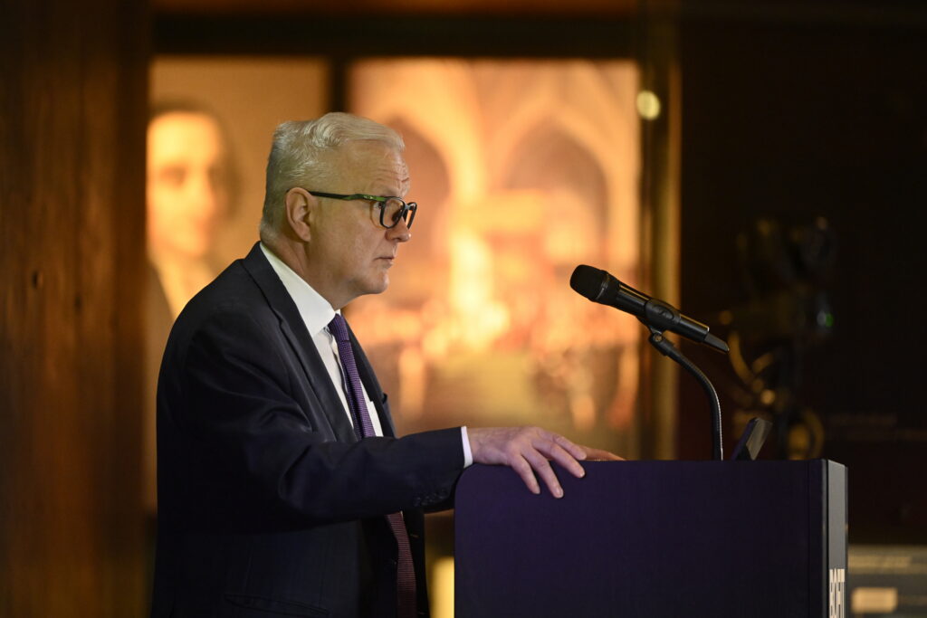 Energiasiirtymä vaimentaa Lähi-idän sodan vaikutuksia Suomen talouteen, sanoo Suomen Pankin Olli Rehn