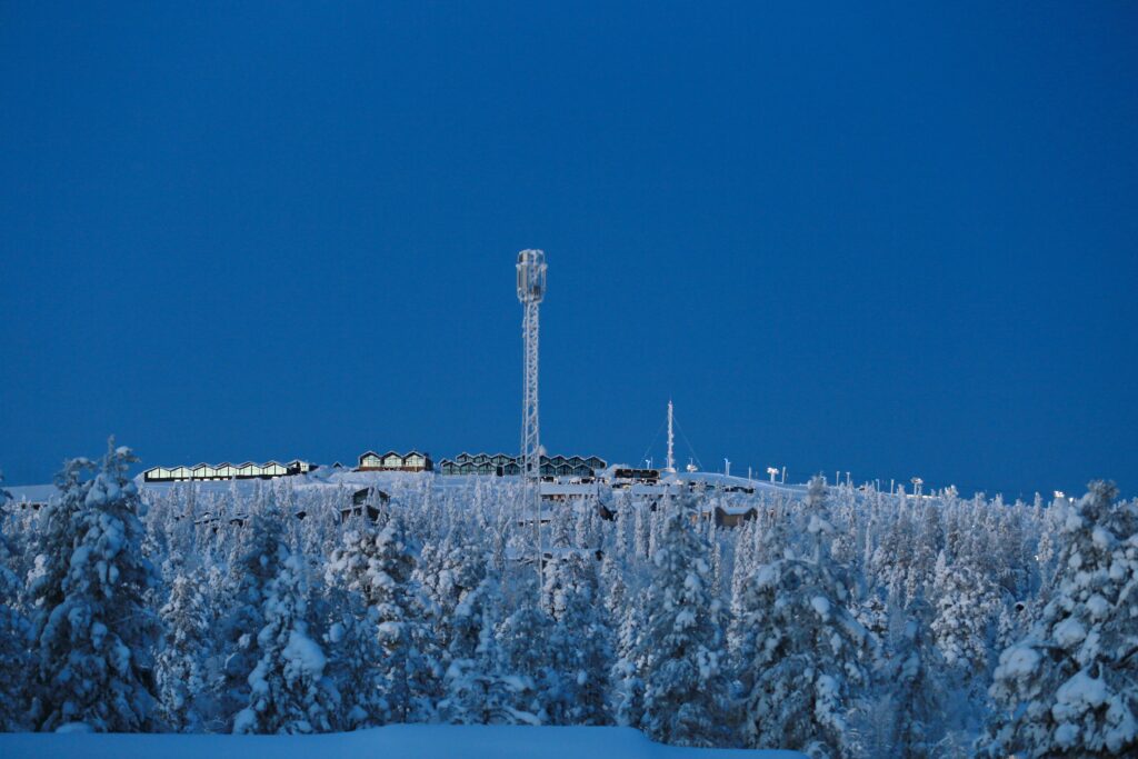 Lapissa riittää lunta laskettelijoille, mutta etelämpänä kevät on kaventanut rinteitä