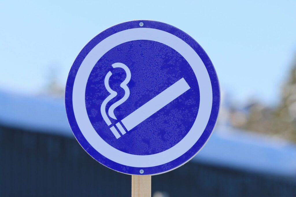 Ministeriö esittää, että parveketupakoinnin kieltämiseen riittäisi taloyhtiön päätös