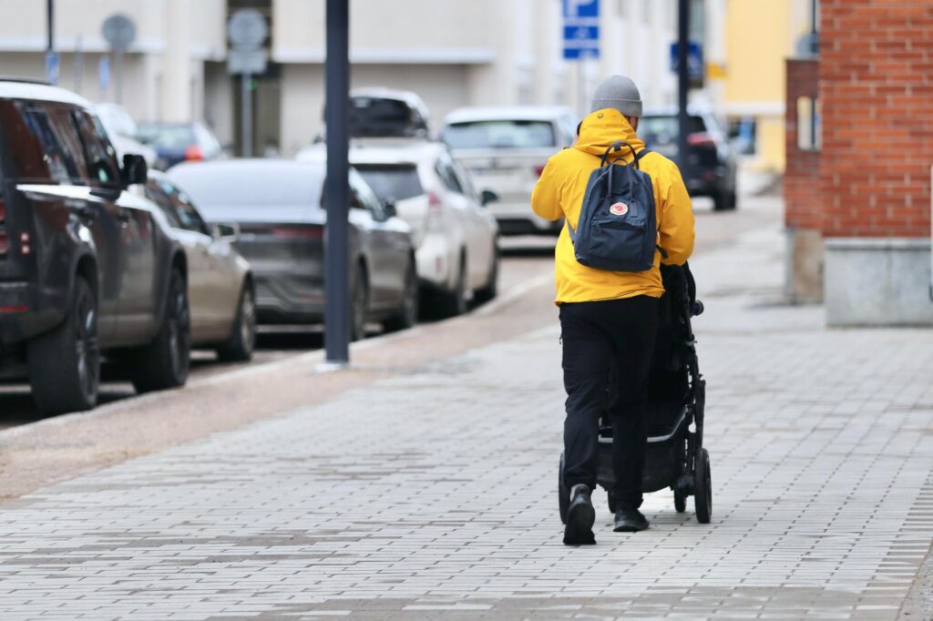Selvitys: Kotihoidontuki voitaisiin lakkauttaa