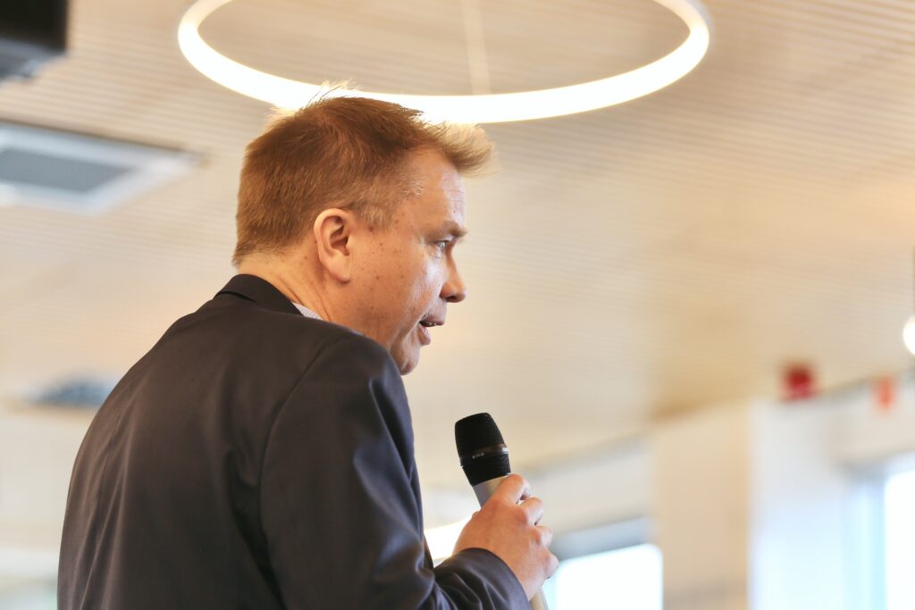 Keskusta puhuu politiikkaa ja jakaa ruisleipää Helsingissä