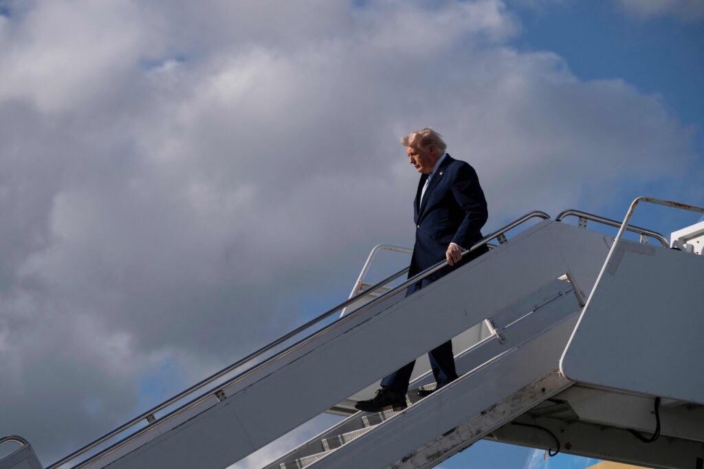 Trump kehui Yhdysvaltojen ja Iranin käyvän tuotteliaita keskusteluja – Iran sanoo Trumpin yrittävän laskea puheillaan energian hintoja