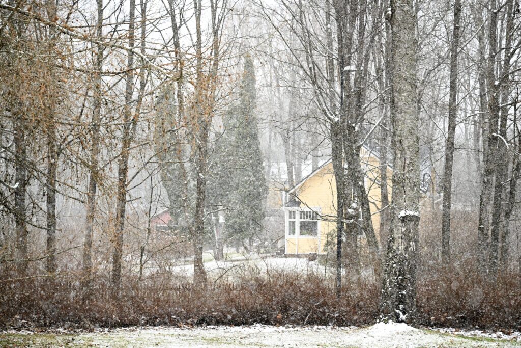 Kevätmyrsky tuo lumisateita – ajokeli huono maan itä- ja keskiosissa