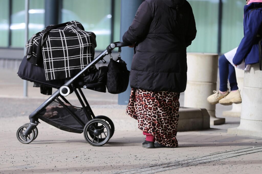 Maahanmuutto Suomeen väheni viime vuonna – Ennätysmäärä sai kansalaisuuden