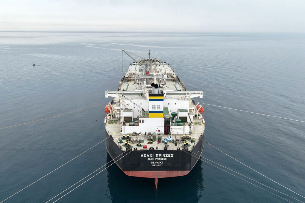 Khamenein sotilasneuvonantaja uhkaa: Iran voi upottaa USA:n aluksia Hormuzinsalmella