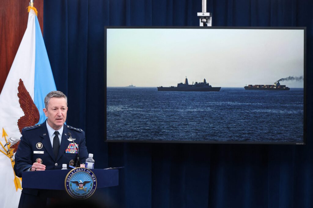 Trump: Yhdysvallat alkaa johdattaa laivoja Hormuzinsalmen läpi