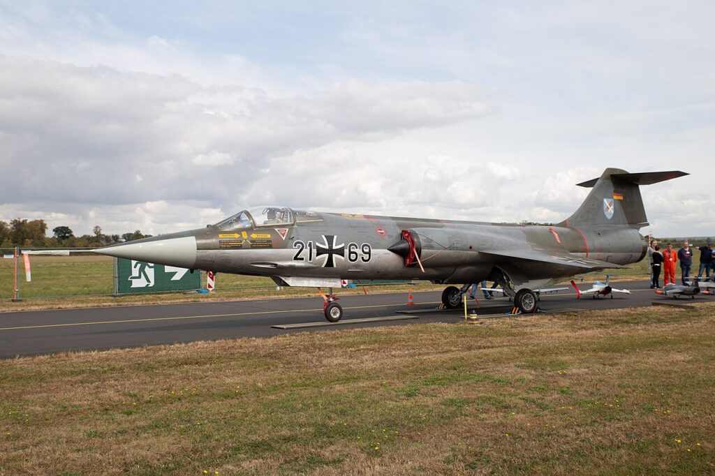 Oikukas hävittäjä teki saksalaislentäjien puolisoista leskiä – F-104 Starfighter oli taivaan kaunein katastrofi