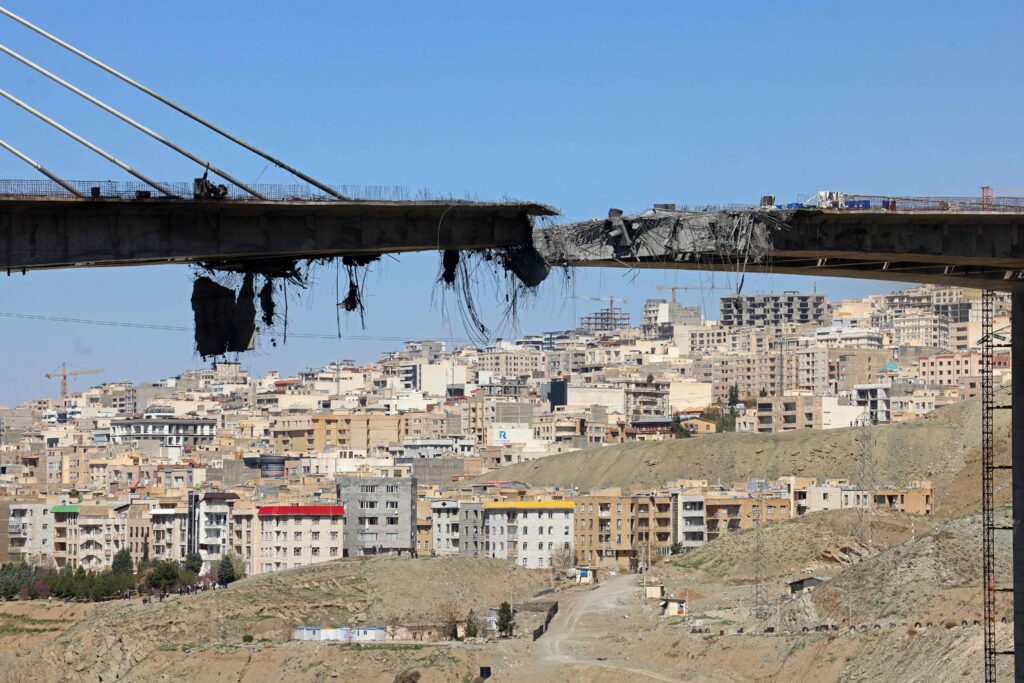 Iranista laukaistu ohjuksia jälleen kohti Israelia, Teheranissa kuultu räjähdyksiä