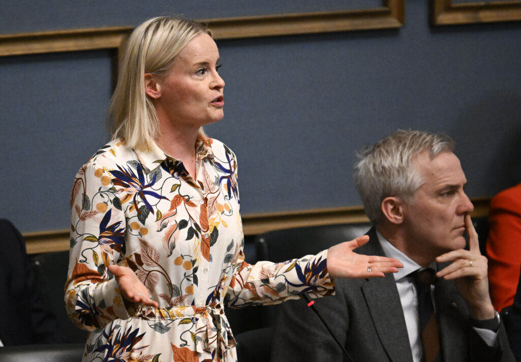 Riikka Purralle näytettiin ovea, kun oppositio haukkui riihen antia kyselytunnilla – 