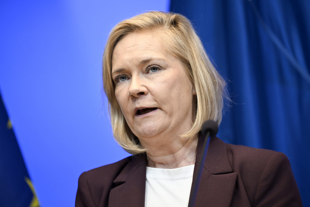 Hallitus esittää kansalaisuuskoetta ja nopeampia karkotuksia – 