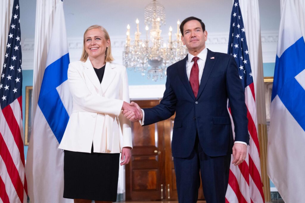 Ulkoministeri Valtonen Washingtonissa: Suomi tukee pyrkimyksiä, jotta tulitauko Iranissa saataisiin pysymään